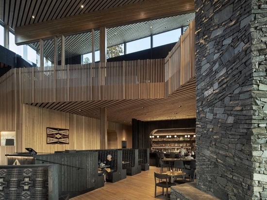 L'intérieur en bois chaleureux contraste avec l'extérieur en cèdre noir carbonisé de ce Ranch Lodge dans l'Oregon