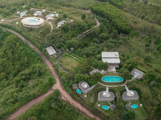 Des tons neutres et des courbes douces créent une ambiance relaxante pour cet hôtel-boutique