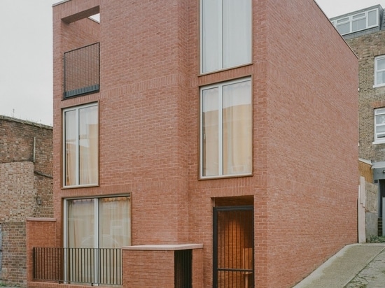 Au nord de Londres, un ancien parking est transformé en maison de design