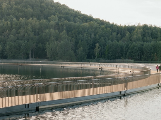 BuroLandschap fait passer un pont cycliste au-dessus d'un lac sur une ancienne mine de charbon belge