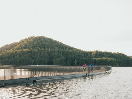 BuroLandschap fait passer un pont cycliste au-dessus d'un lac sur une ancienne mine de charbon belge