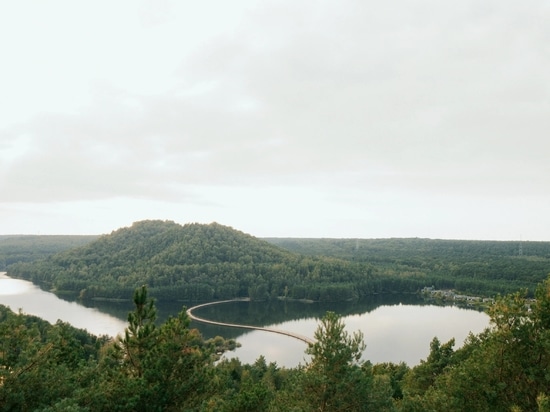 BuroLandschap fait passer un pont cycliste au-dessus d'un lac sur une ancienne mine de charbon belge