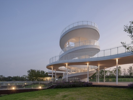 En Chine, Muda Architects perce un centre commercial sinueux avec un point de vue en double hélice