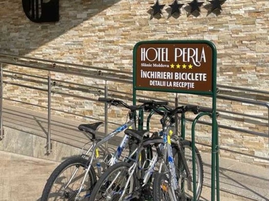 Poubelles sélectives et porte-vélos personnalisés avec logo