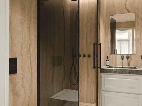 salle de bain en travertin et verde alpi