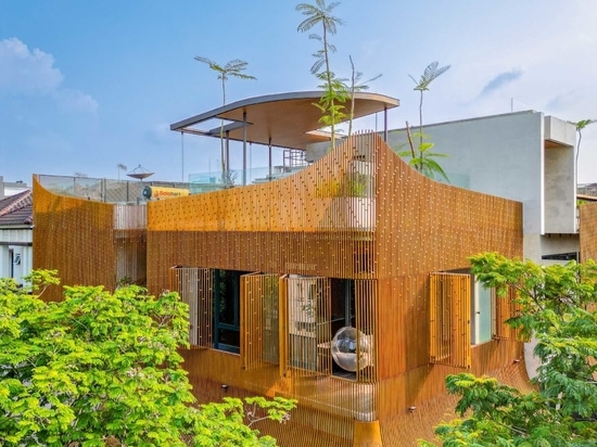 Des ailettes d'acier créent une façade sculpturale pour cette maison