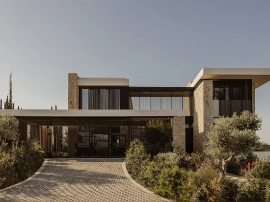 Une maison de Costa Navarino émerge d'une oliveraie et offre une vue sur l'océan