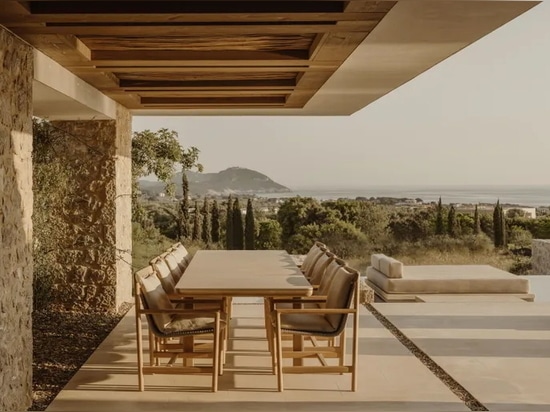 Une maison de Costa Navarino émerge d'une oliveraie et offre une vue sur l'océan