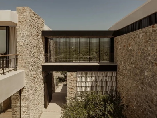 Une maison de Costa Navarino émerge d'une oliveraie et offre une vue sur l'océan