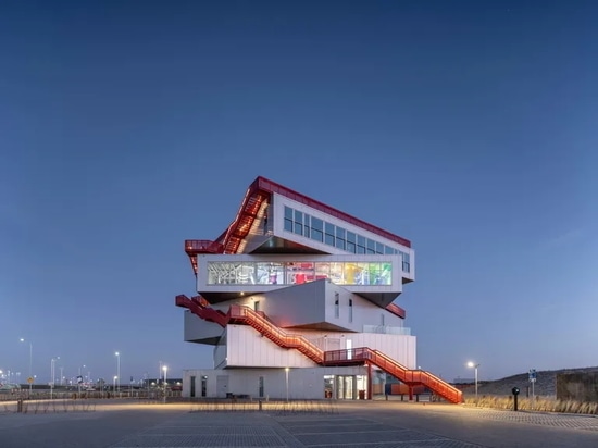 Portlantis est un nouveau centre d'accueil pour les visiteurs de Rotterdam qui leur permet de renouer avec son riche esprit maritime