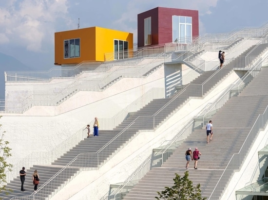 Récupérer la pyramide de Tirana : MVRDV transforme le monument le plus controversé d'Albanie
