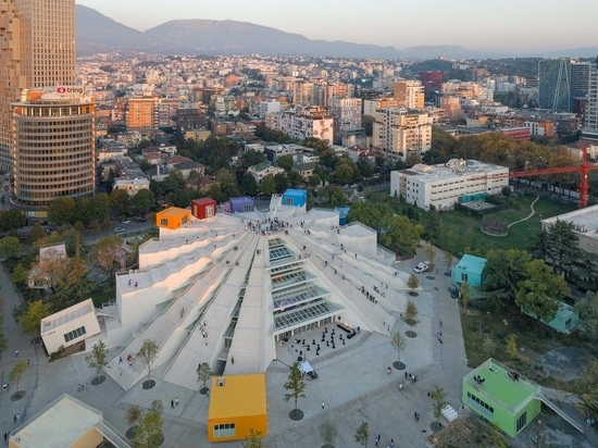 Récupérer la pyramide de Tirana : MVRDV transforme le monument le plus controversé d'Albanie