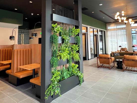 Dans cet espace de coworking, le treillis métallique soudé Banker WDZ-539 est utilisé comme treillis dans la jardinière d'intérieur.