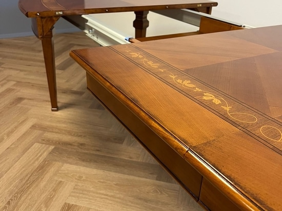 TABLE OVALE EN CERISIER