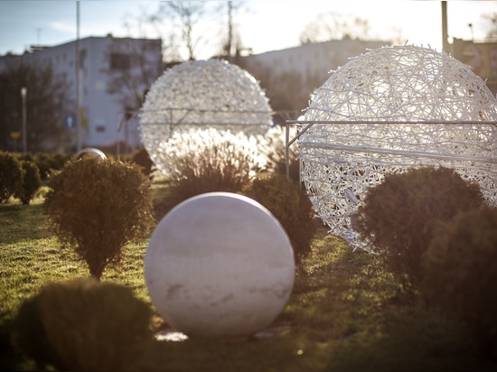 Sphères ajourées : Une décoration urbaine polyvalente pour toutes les saisons