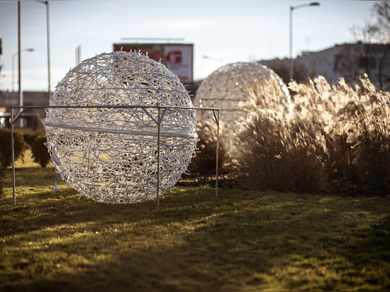 Sphères ajourées : Une décoration urbaine polyvalente pour toutes les saisons