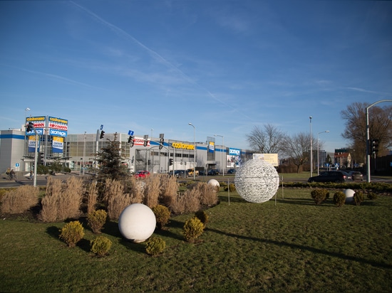 Sphères ajourées : Une décoration urbaine polyvalente pour toutes les saisons