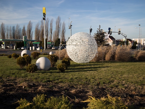 Sphères ajourées : Une décoration urbaine polyvalente pour toutes les saisons
