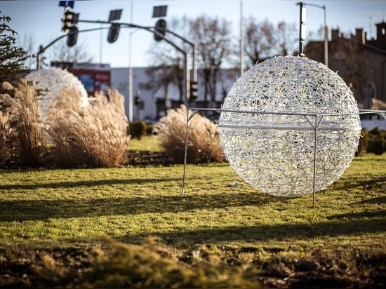 Sphères ajourées : Une décoration urbaine polyvalente pour toutes les saisons