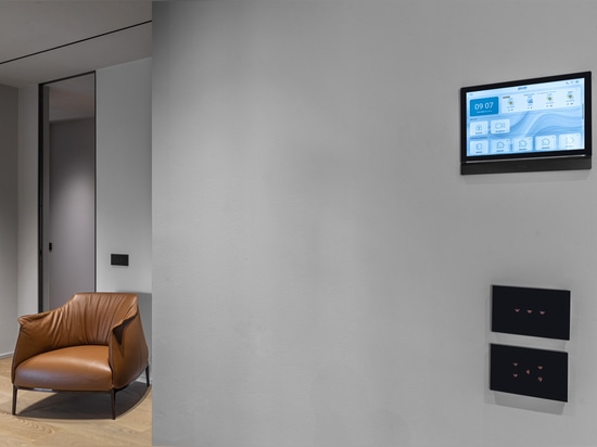 La domotique AVE dans un appartement en bord de mer : design, confort et technologie