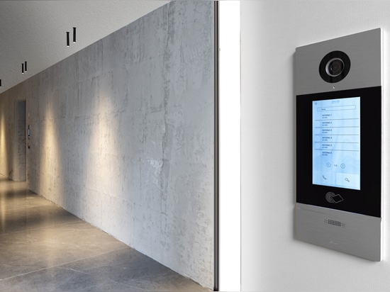 La domotique AVE dans un appartement en bord de mer : design, confort et technologie