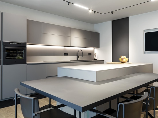 La domotique AVE dans un appartement en bord de mer : design, confort et technologie
