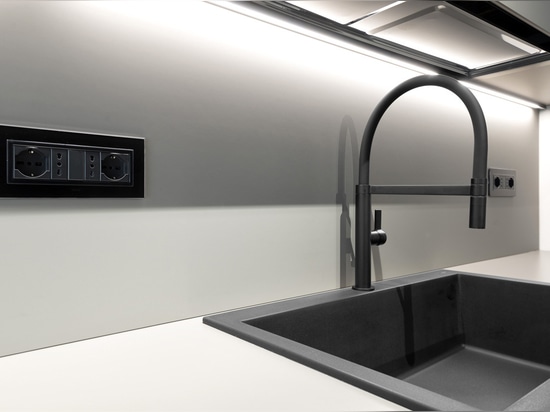 La domotique AVE dans un appartement en bord de mer : design, confort et technologie