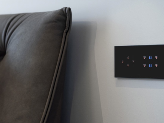 La domotique AVE dans un appartement en bord de mer : design, confort et technologie