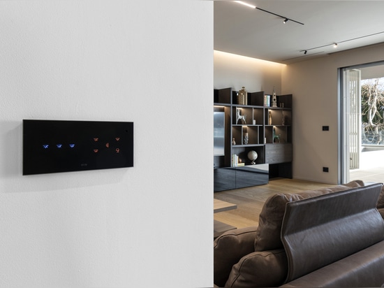 La domotique AVE dans un appartement en bord de mer : design, confort et technologie