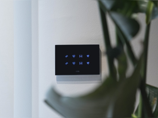 La domotique AVE dans un appartement en bord de mer : design, confort et technologie