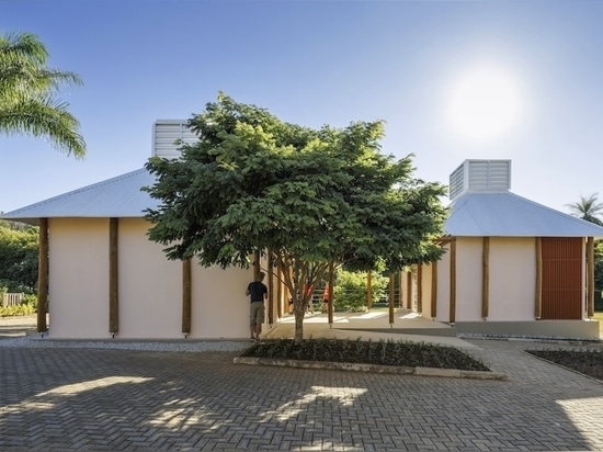 L'école modulaire de BIRI & mach arquitetos au Brésil est conçue pour grandir avec le temps