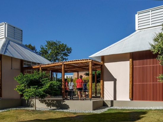 L'école modulaire de BIRI & mach arquitetos au Brésil est conçue pour grandir avec le temps