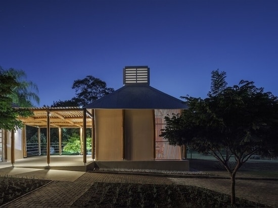 L'école modulaire de BIRI & mach arquitetos au Brésil est conçue pour grandir avec le temps