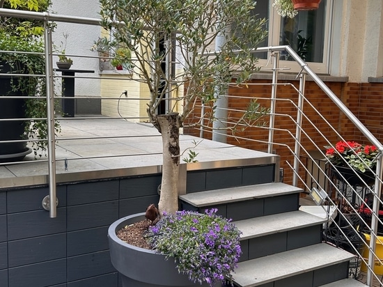 L'élégance urbaine en monochrome : Des jardinières surdimensionnées pour des paysages urbains modernes