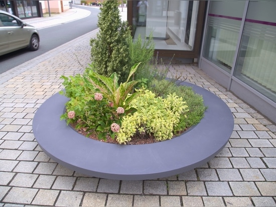L'élégance urbaine en monochrome : Des jardinières surdimensionnées pour des paysages urbains modernes