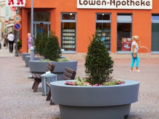 L'élégance urbaine en monochrome : Des jardinières surdimensionnées pour des paysages urbains modernes