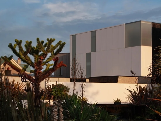 Une maison de plage du Sussex réimagine avec audace sa typologie balnéaire