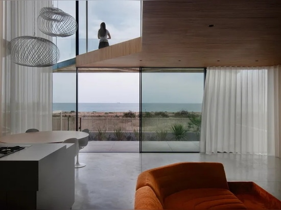 Une maison de plage du Sussex réimagine avec audace sa typologie balnéaire