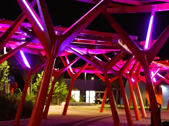 Eclairage couleur violet pergola Futuroscope