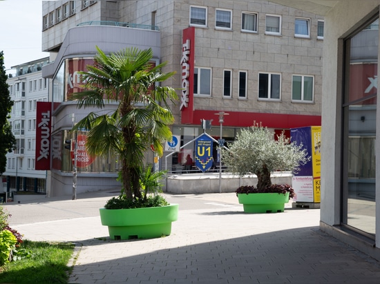 Design urbain avec code couleur : La ville de Kempten utilise des jardinières pour façonner l'espace public