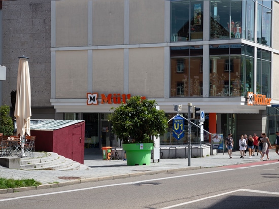 Design urbain avec code couleur : La ville de Kempten utilise des jardinières pour façonner l'espace public