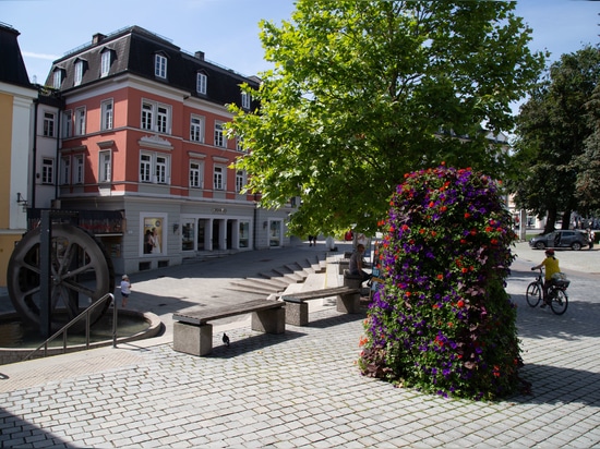 Design urbain avec code couleur : La ville de Kempten utilise des jardinières pour façonner l'espace public
