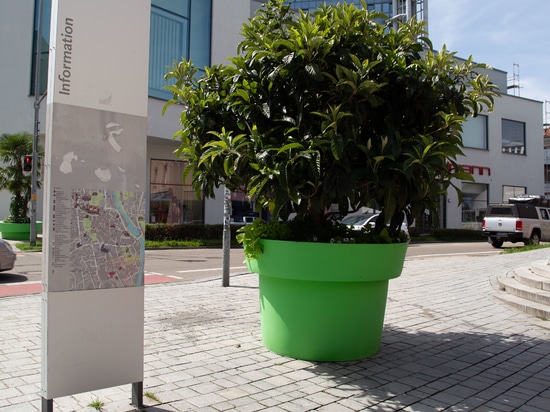 Design urbain avec code couleur : La ville de Kempten utilise des jardinières pour façonner l'espace public
