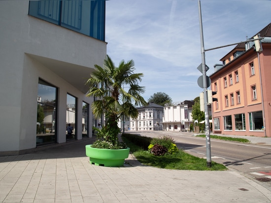 Design urbain avec code couleur : La ville de Kempten utilise des jardinières pour façonner l'espace public