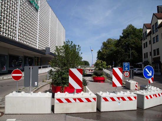 Design urbain avec code couleur : La ville de Kempten utilise des jardinières pour façonner l'espace public