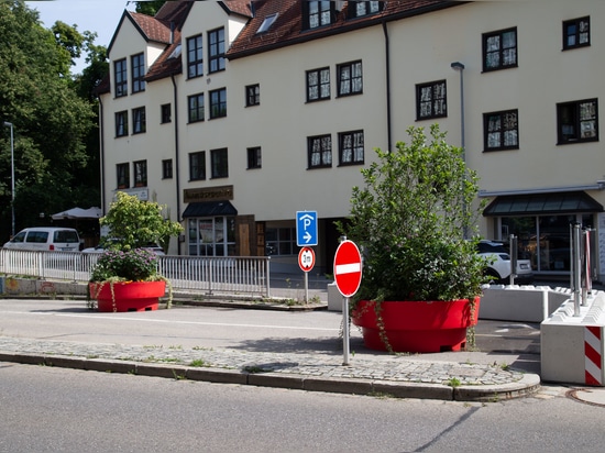Design urbain avec code couleur : La ville de Kempten utilise des jardinières pour façonner l'espace public