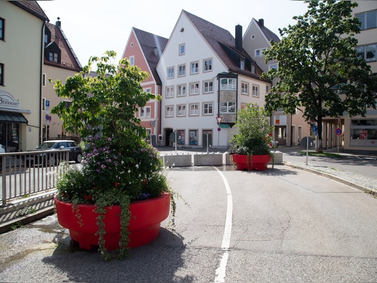 Design urbain avec code couleur : La ville de Kempten utilise des jardinières pour façonner l'espace public