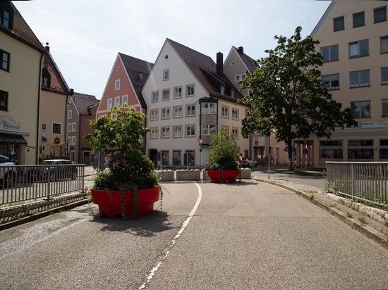Design urbain avec code couleur : La ville de Kempten utilise des jardinières pour façonner l'espace public