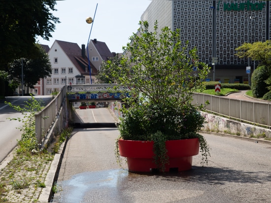 Design urbain avec code couleur : La ville de Kempten utilise des jardinières pour façonner l'espace public