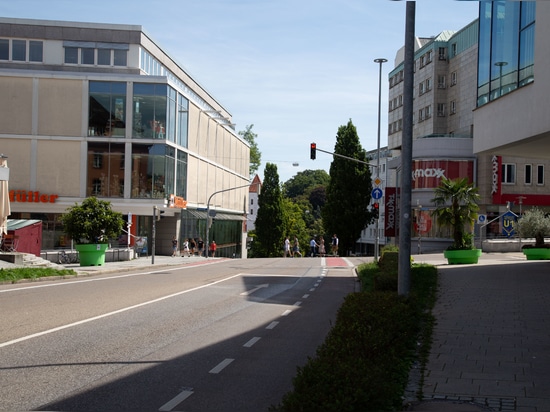 Design urbain avec code couleur : La ville de Kempten utilise des jardinières pour façonner l'espace public